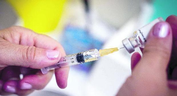 Vaccini, bufera sull'assessore per le dichiarazioni a favore dei no-vax