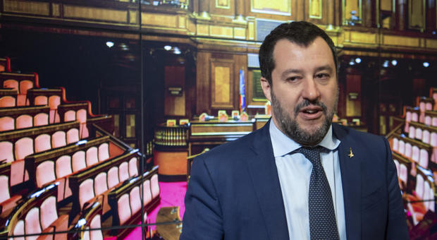 Coronavirus, Salvini: «Le scuole non sono chiuse, lavoratori a rischio. Chiudere i tabaccai»