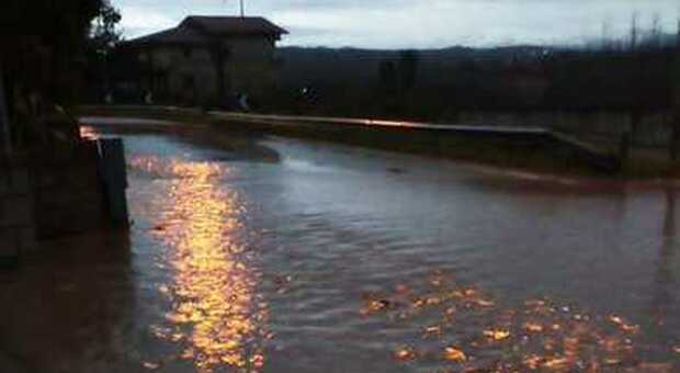 Straripa il torrente Tiso a Limatola: scantinati allagati e traffico in tilt