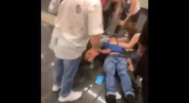 Napoli, aggressione nella metropolitana di Chiaiano. Arrestato il picchiatore africano: «Sarà espulso»