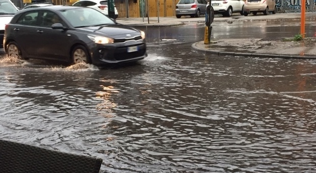 Napoli, pioggia e grandine sulla città: allagamenti tra Fuorigrotta e Pianura