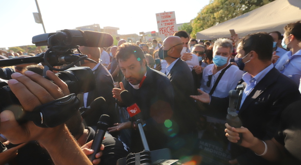 Salvini a Mondragone, è alta tensione: cariche e colpi di manganello, un ferito