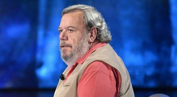 Gianni Mura, arrestato fan stalker: «Dal 2018 alla morte del giornalista si è fatto versare 61.500 euro»