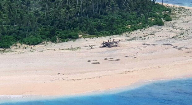 Dispersi su un'isola per giorni, si salvano grazie a Sos scritto sulla sabbia