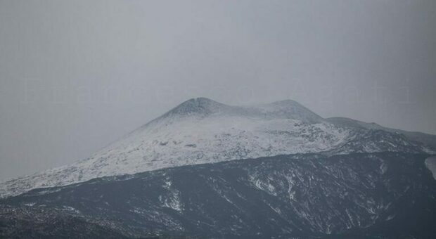 L'Etna si veste di bianco a settembre: lo scatto spettacolare del vulcano
