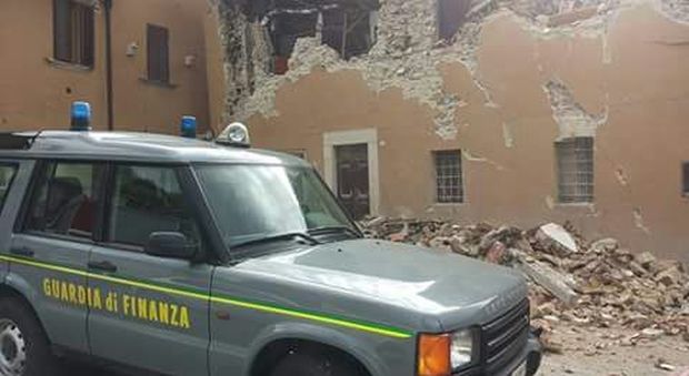 Serrapetrona, ispezionano le rovine del sisma: fermati due pregiudicati
