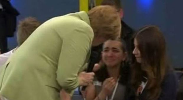 Merkel fa piangere giovane studentessa palestinese VIDEO