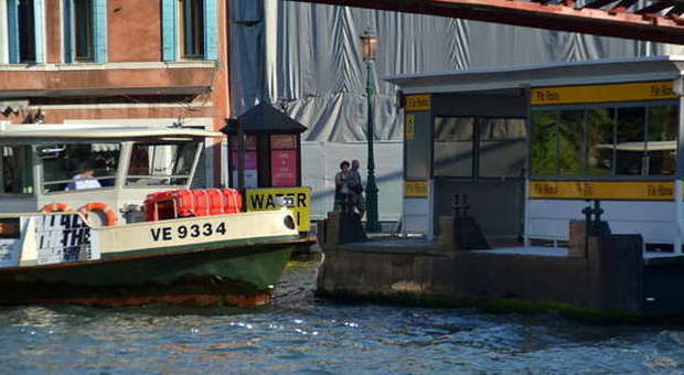 Venezia presa d'assalto dai turisti a Natale: in fila all'imbarcadero Anziani e bambini lasciati a terra