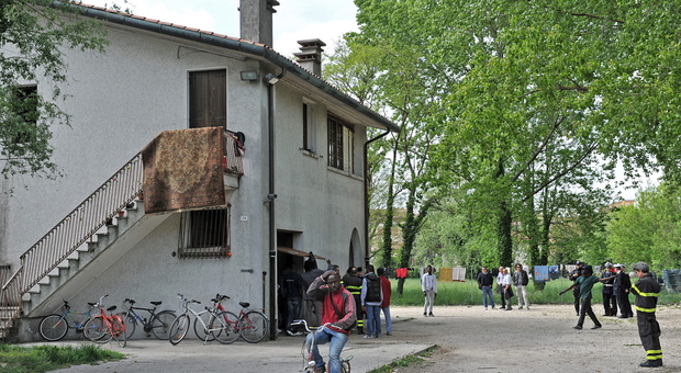 La casa di via del Gaggian, all’altezza della tangenziale, dove verrebbe spostata la mensa dei poveri