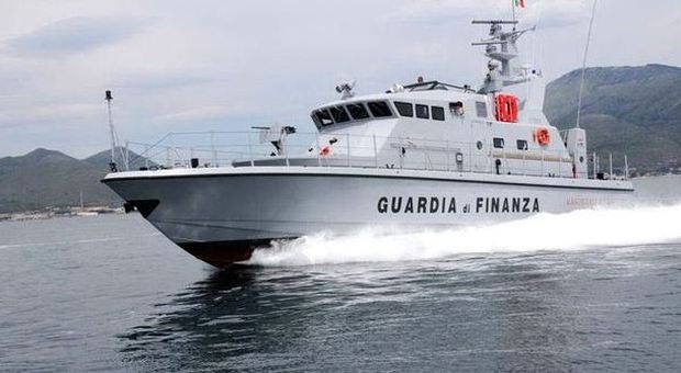 Latina, barca a vela in balia del mare: due diportisti francesi salvati a Scauri dalla Guardia di Finanza