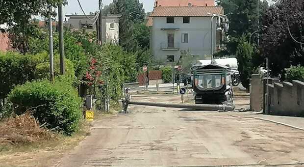 Fabrica di Roma, camion abbatte un palo dell'elettricità: mezzo paese senza corrente