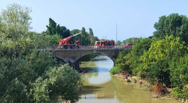 Tronchi in fiamme nel fiume Foglia: ecco cosa è successo