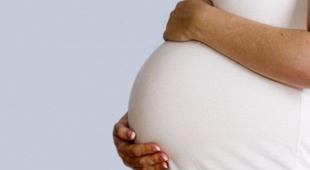 Pallonate sul pancione della moglie incinta: «Non voleva che nascesse il bambino»