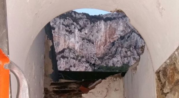 Capri, massi giù dal costone: sgomberate 5 abitazioni | Foto