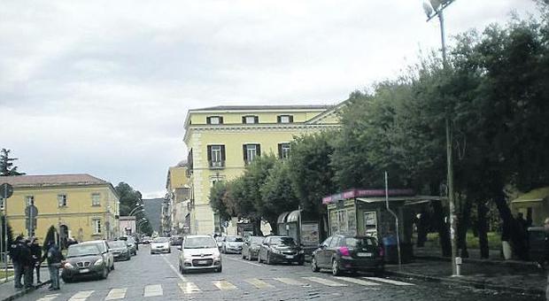 Caserta, piazza Vanvitelli «orfana» di segnali: restano solo i paletti