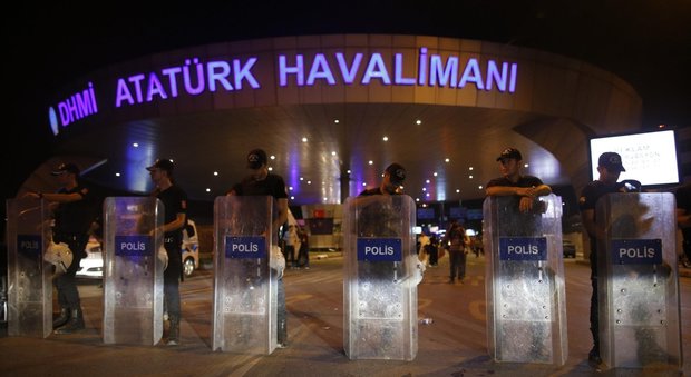 Poliziotti schierati all'ingresso dell'aeroporto di Ankara