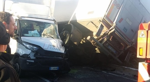Roma, scontro tra autocarri: due feriti, uno è grave