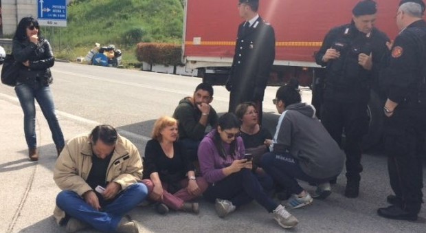 Da mesi senza stipendio: i dipendenti della Ergon bloccano l'autostrada Salerno-Reggio Calabria