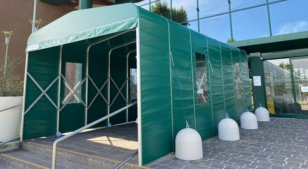 La tenda posizionata davanti al Cup dell'ospedale di Rovigo durante la fase acuta dell'emergenza Covid