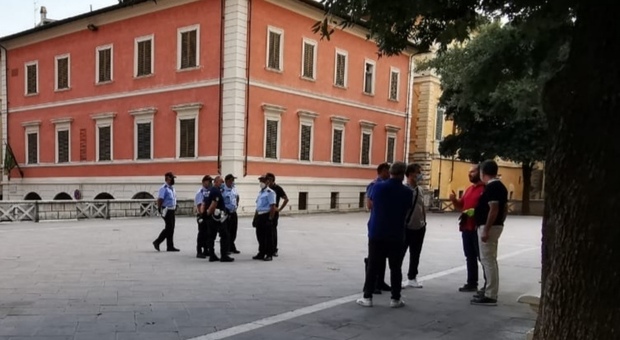 Le forze dell'ordine in piazza Matteotti