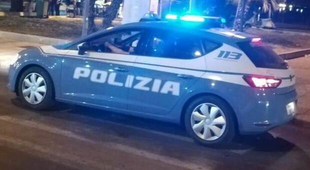 Minaccia con due coltelli convivente e poliziotti a Taranto: denunciato dalla Polizia di Stato