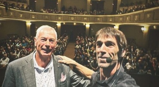 Il selfie di Hervé Barmasse al teatro comunale di Belluno, pubblicato sul suo profilo Instagram