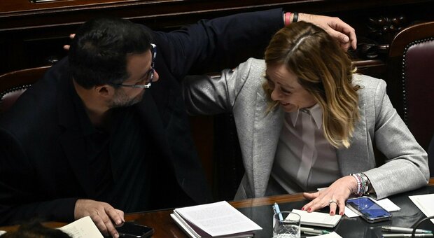 Salvini alla Camera si siede vicino a Meloni, dai banchi dei parlamentari scatta la battuta: «Bacio, bacio»