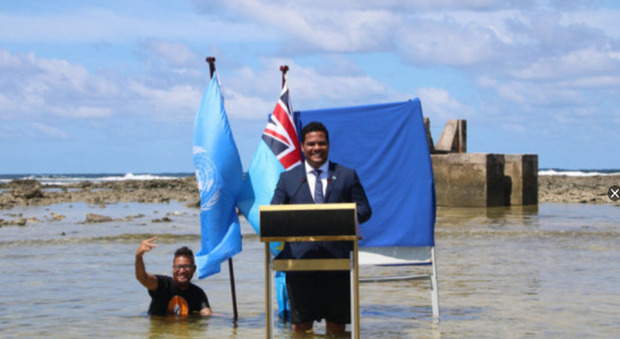 Cop26, «La Polinesia finirà sott'acqua»: la provocazione del ministro che parla immerso nel mare