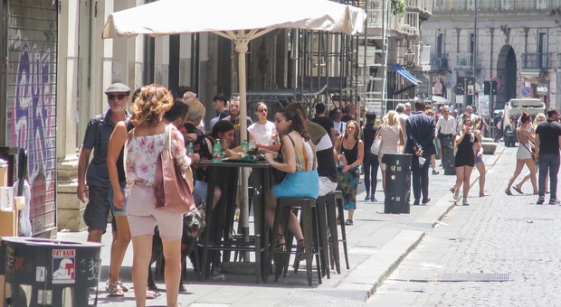Napoli, boom di “tavolini selvaggi”: in due anni 10mila in più, Decumani sotto assedio