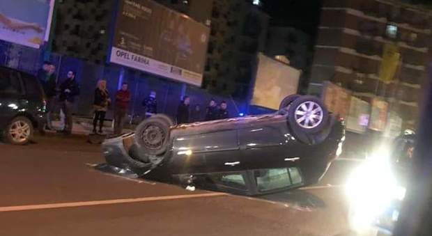 Napoli, incidente tra Fuorigrotta e Bagnoli: auto si ribalta, conducente illeso