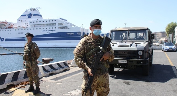 Napoli: turista cade in mare nel porto, salvato dai militari dell'Esercito