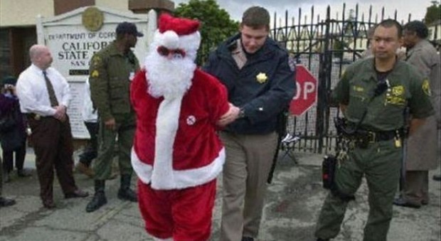 Roma, Babbo Natale bussa alla porta e chiede fondi per la parrocchia, ma è una truffa