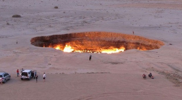 Turkmenistan, viaggio alla porta dell'inferno: ecco il Darvasa Gas Crater