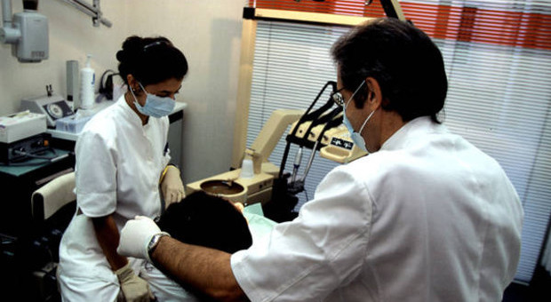 Coronavirus, dal dentista cambia tutto: camice di sicurezza e test sierologico