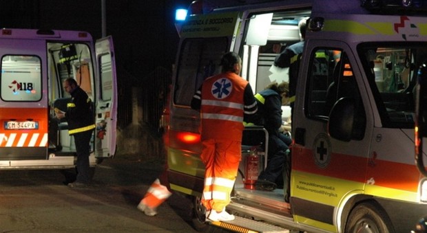 Fano, frontale all'alba contro un trattore dell'Aset: muore 44enne