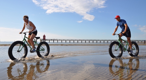Pedalare sull'acqua del mare con le bici californiane "fat sand bike"