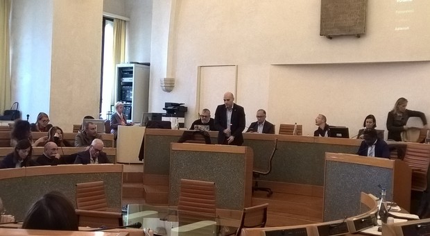 Emanuele Prisco annuncia l'addio alla giunta durante i lavori del consiglio comunale