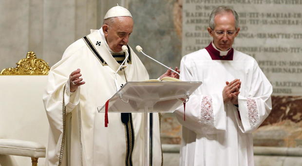 Papa Francesco alla Veglia pasquale in Vaticano: «Andrà tutto bene»