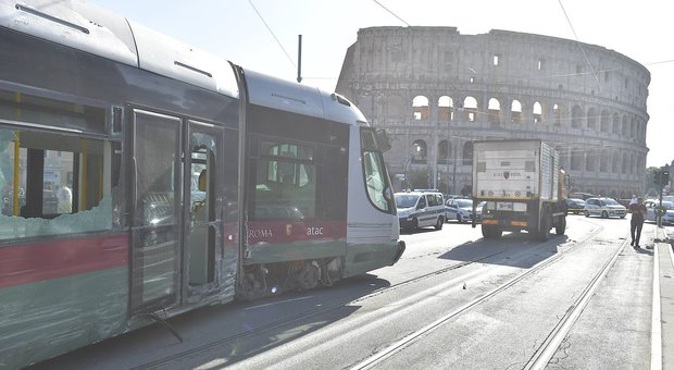 Tram deragliato al Colosseo