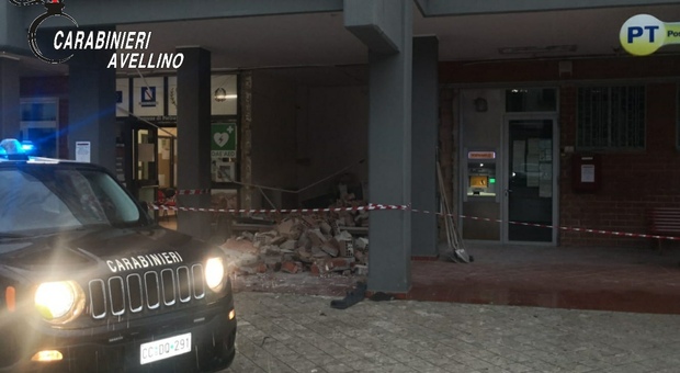Assalto al bancomat con l'esplosivo, ma il colpo a Pietrastornina fallisce