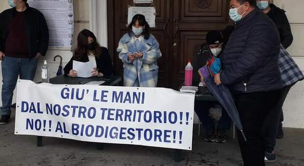 Gricignano, folla al sit-in di protesta contro l'impianto di biodigestione