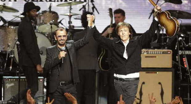 Ringo Starr entra nella Hall of Fame: duetto con Paul McCartney per festeggiare