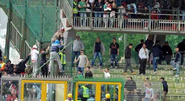 Tafferugli alla San Martino, ferito un agente I tifosi del Bari lanciano bottiglie e fumogeni