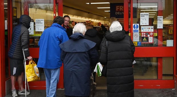 Coronavirus, i dipendenti del Liverpool aiuteranno i supermercati