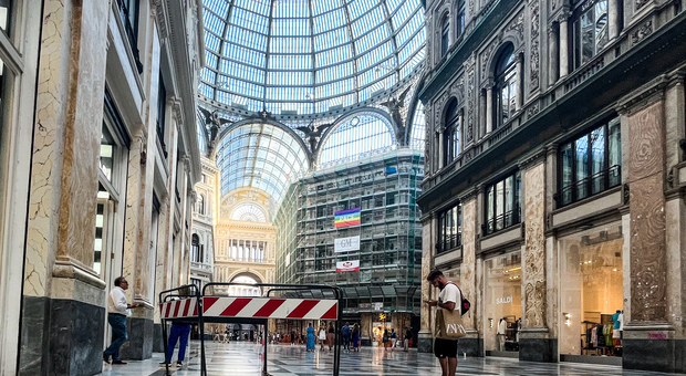 Galleria Umberto di Napoli, ok dei privati al restauro della facciata: «Ma è scontro sui ponteggi»