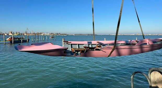 Venezia, incidente in laguna: scontro tra un taxi acqueo e un sandalo con due regatanti a bordo. Ferite le due atlete