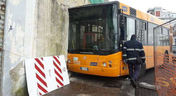Napoli. Choc al Vomero: autobus si schianta contro la Certosa di San Martino
