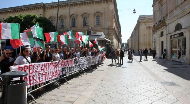 275, operai in protesta nel centro di Lecce Cantone: vicenda nelle mani del Consiglio di Stato