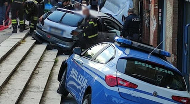 Roma, inseguimento da film: auto e Volante della polizia in fondo alla scalinata, 43enne grave