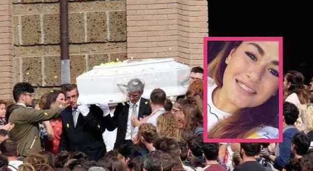 Giulia, morta a 14 anni dopo l'incidente in scooter. In mille ai funerali, commozione ad Avellino